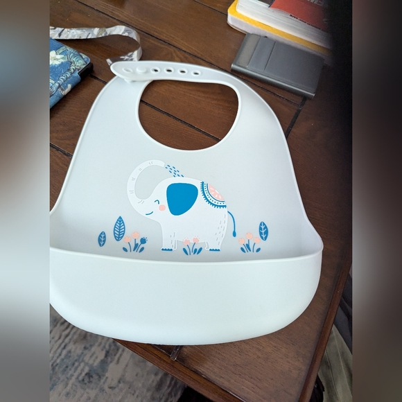 Lot of Baby Bibs. One silicone with pocket. Some waterproof. - Picture 6 of 15